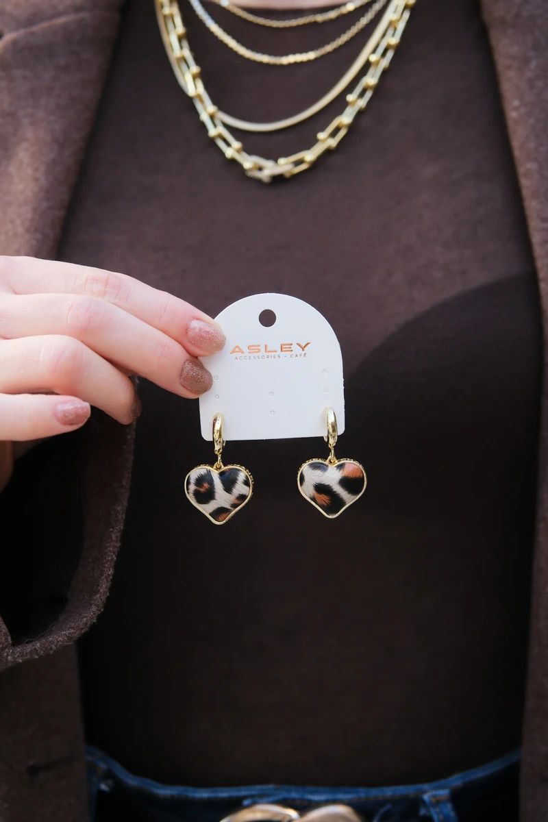 Beyaz Leopar Desenli Kalp Sallantılı Gold Küpe