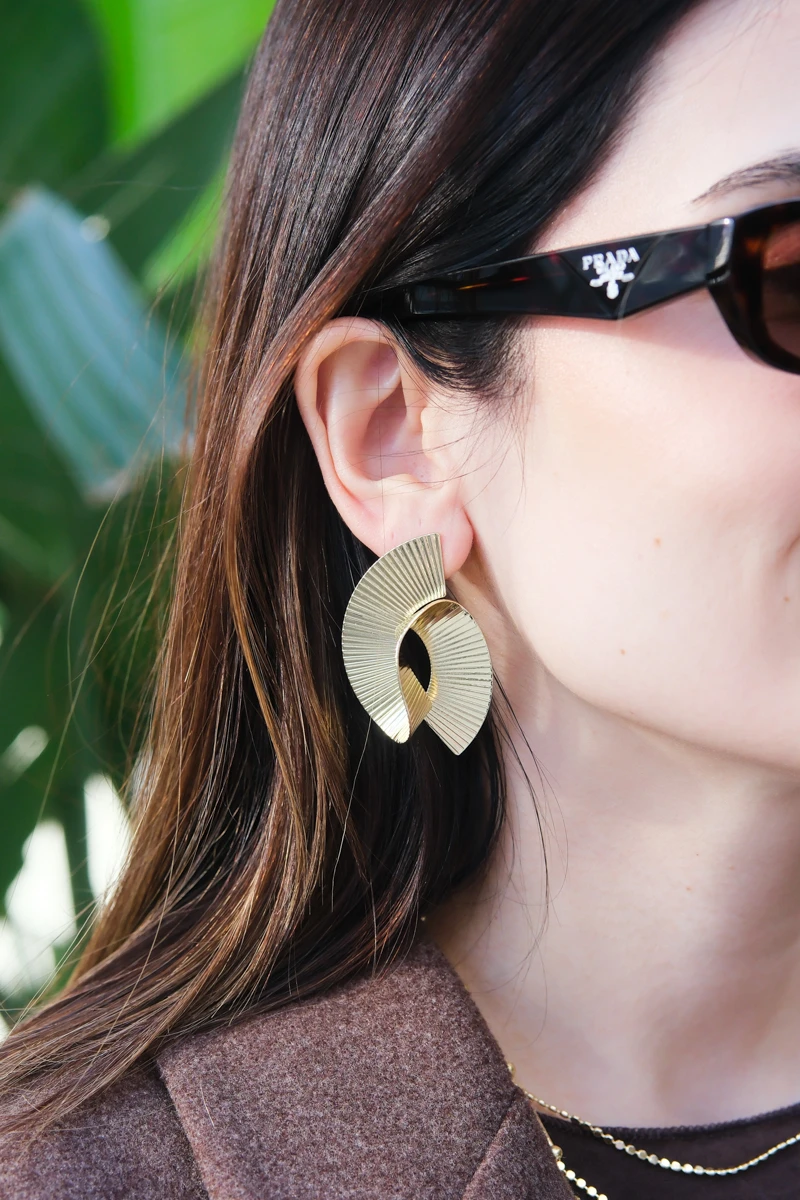 Çizgili Yelpaze Tasarım Gold Küpe