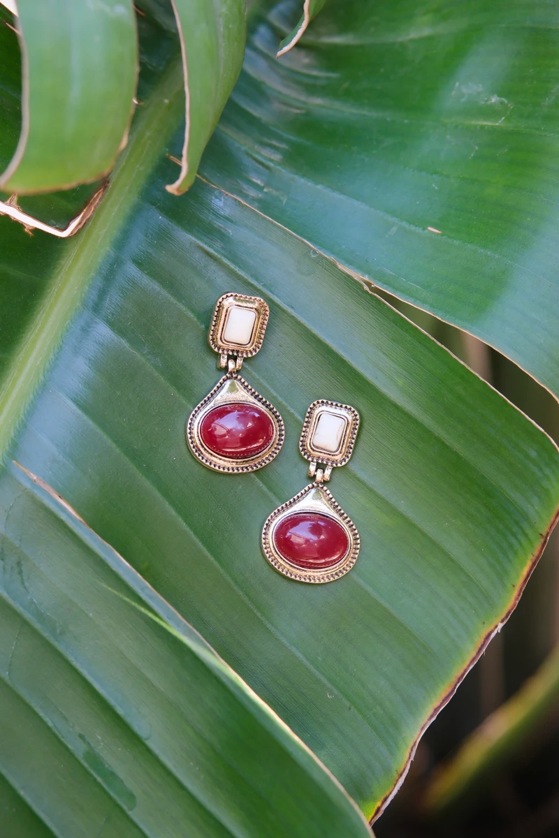 Kırmızı Ve Beyaz Mineli İkili Plaka Tasarım Gold Küpe