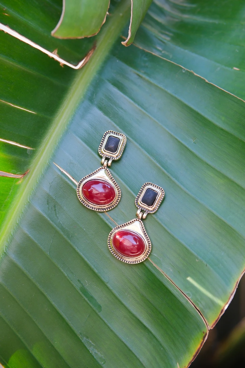 Kırmızı Ve Siyah Mineli İkili Plaka Tasarım Gold Küpe