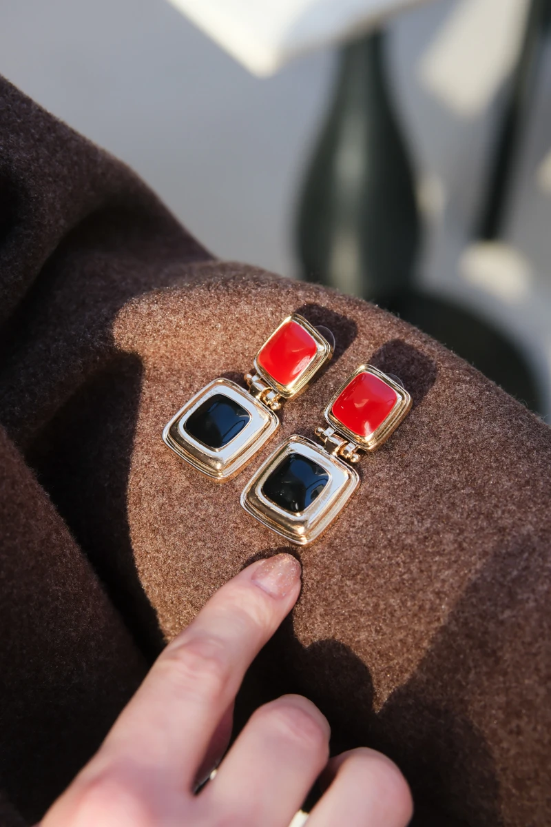 Siyah Ve Kırmızı Mineli İkili Kare Plaka Tasarım Gold Küpe