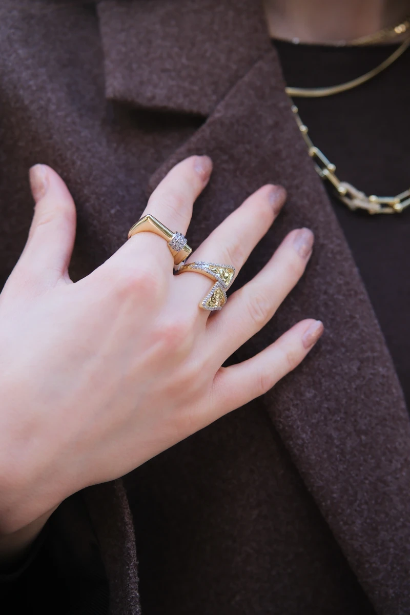 Gümüş Taşlı Silindir Detaylı Oval Gold Yüzük 