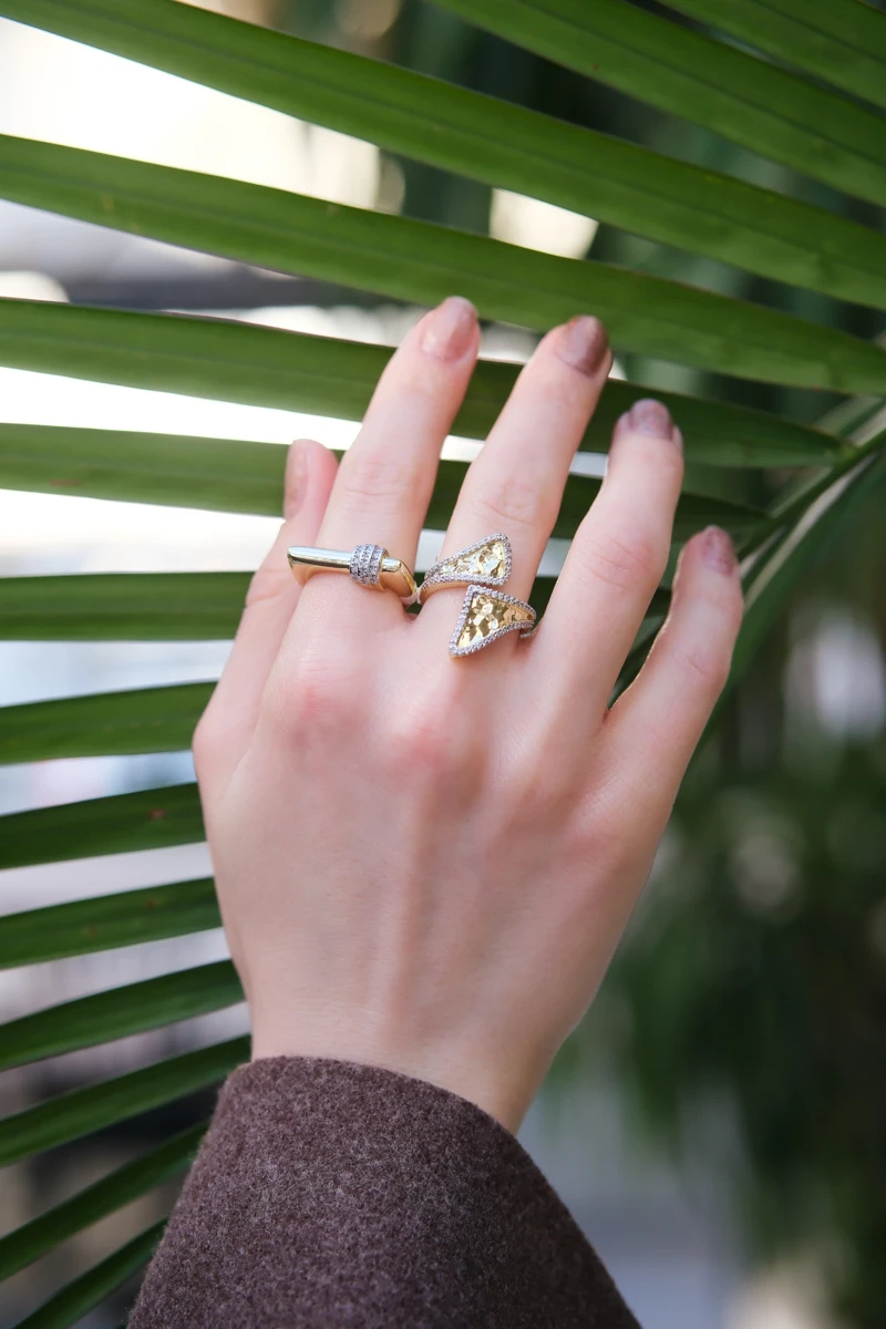 Gümüş Taşlı Silindir Detaylı Oval Gold Yüzük 