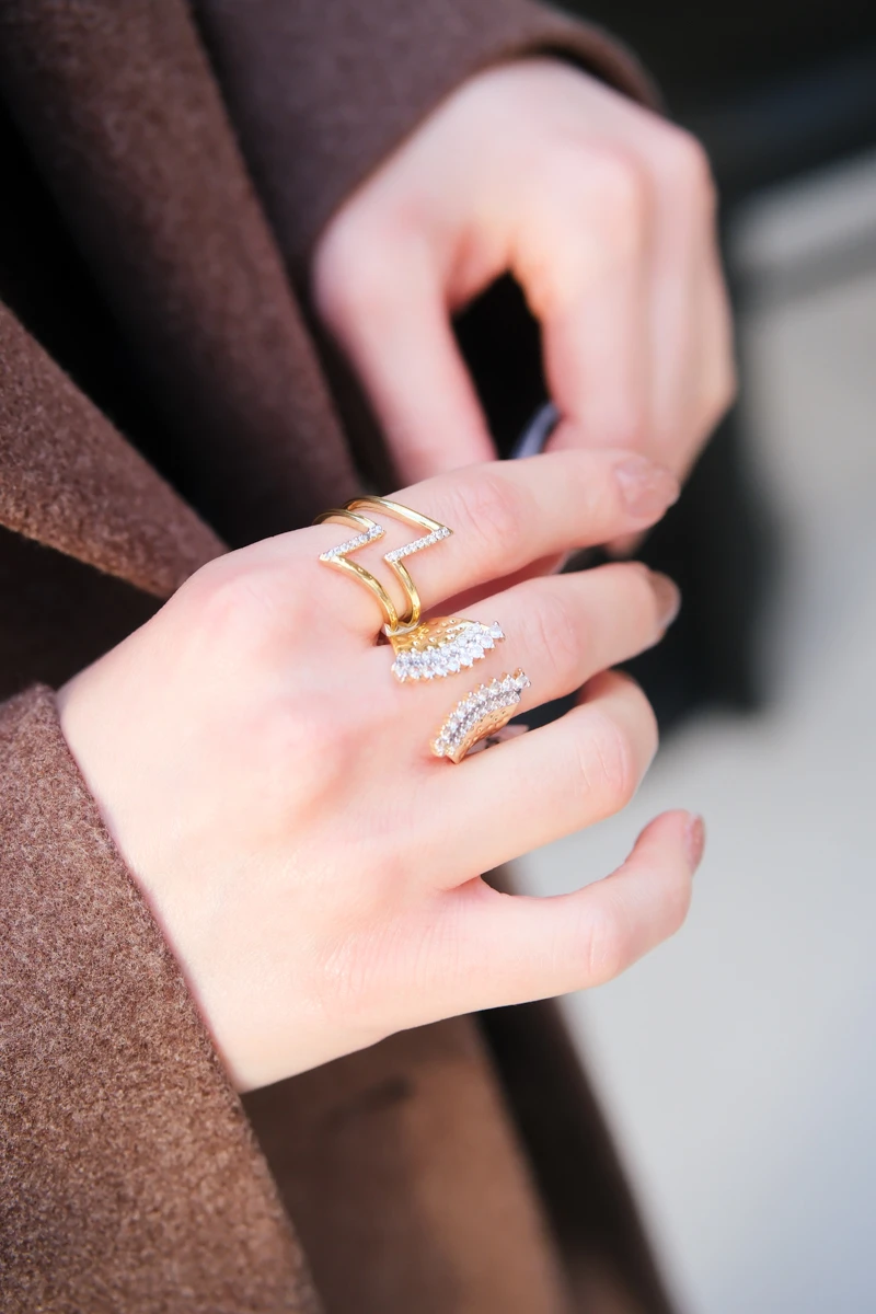 Ortası Taşlı Zikzak Tasarım Gold Yüzük 