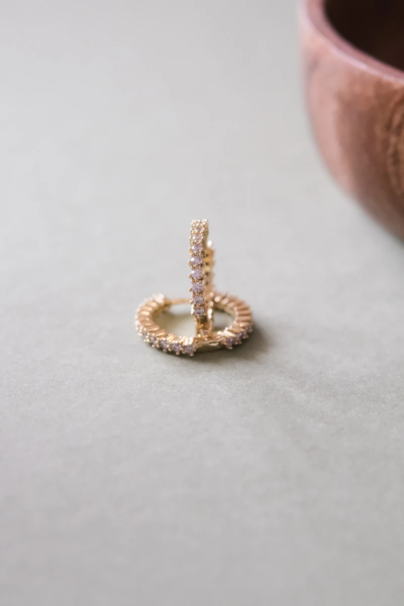 Yüksek Montür Taş Sıralı Gold Halka Küpe