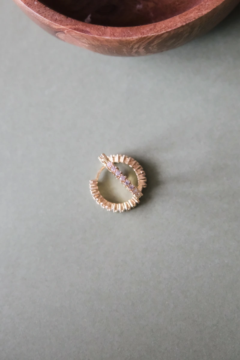 Yüksek Montür Taş Sıralı Gold Halka Küpe