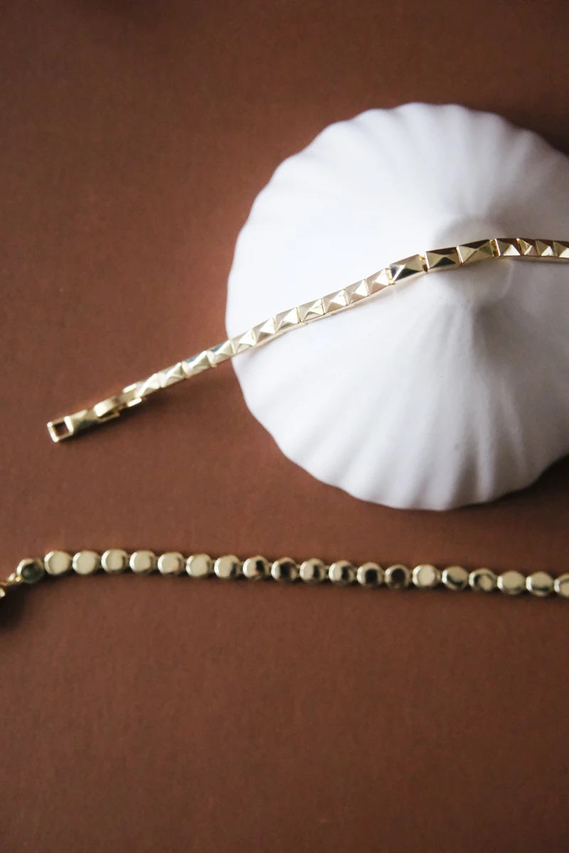 Desenli Dikdörtgen Plaka Sıralı Tasarım Gold Bileklik