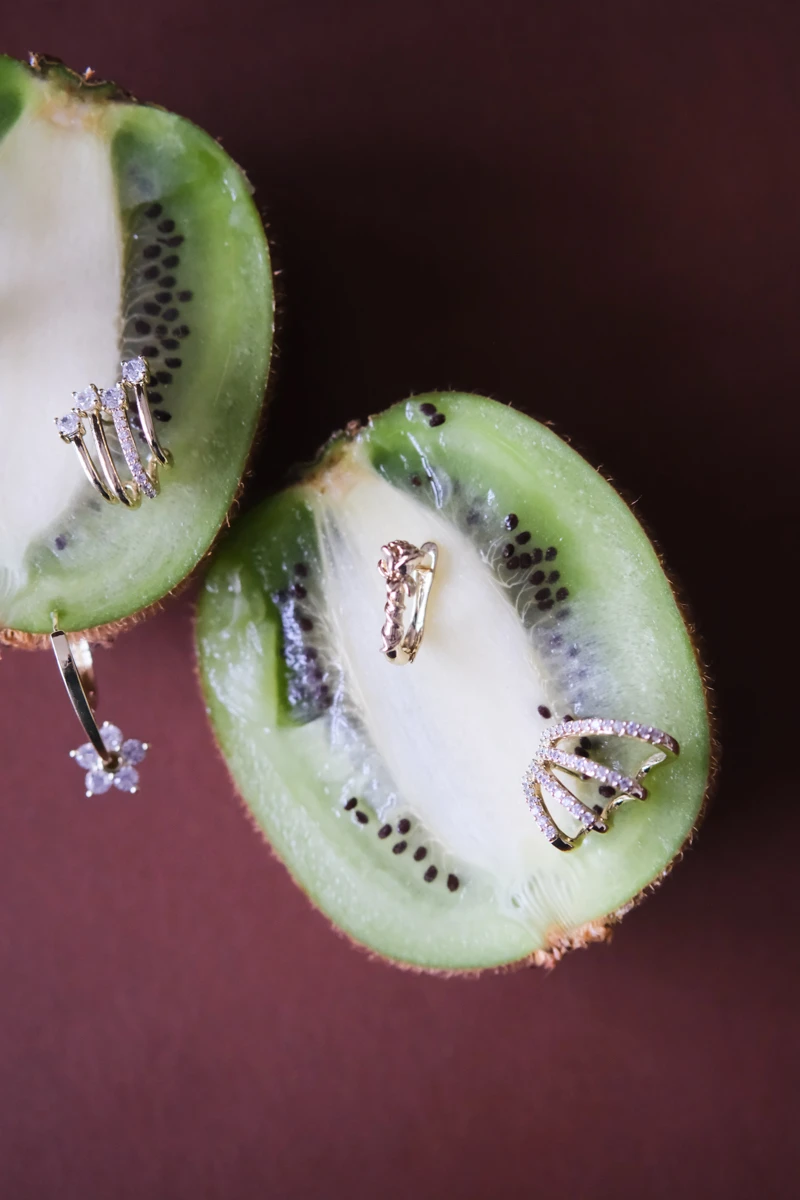 Gül Detaylı Gold Oval Halka Küpe