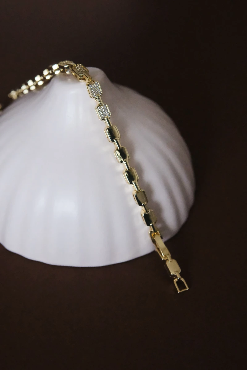 Ortası Taşlı Oval Plaka Sıralı Tasarım Gold Bileklik