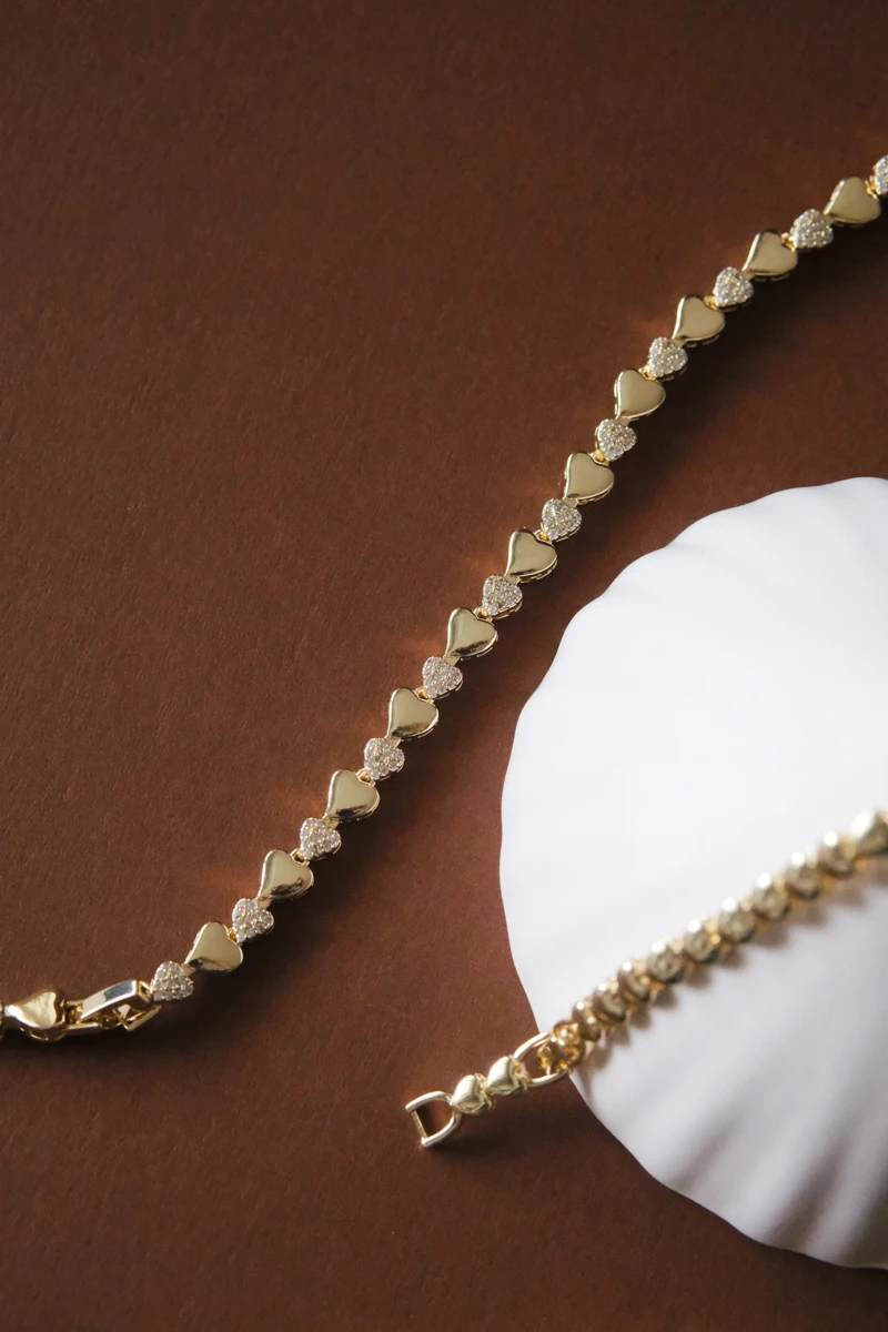 Taşlı Ve Metal Kalp Plaka Sıralı Gold Bileklik