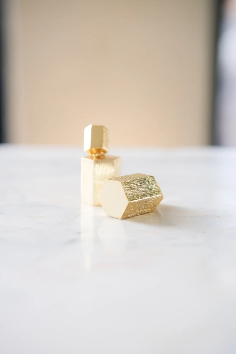 Altıgen Prizma Tasarım Mat Gold Küpe