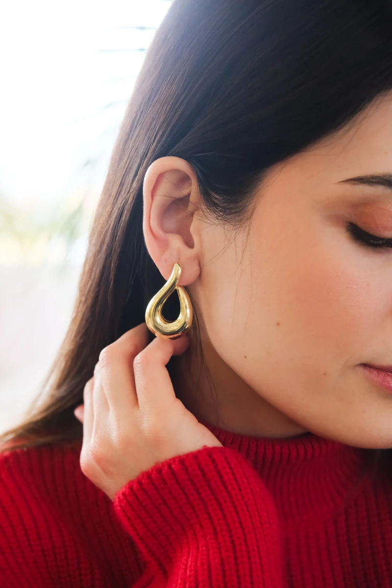 Bombeli Dalgalı Tasarım Sabit Gold Küpe