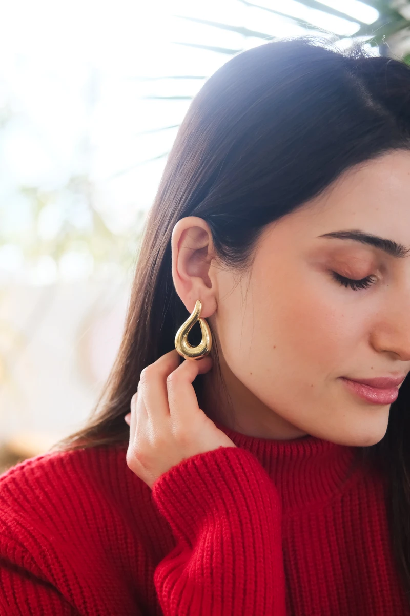 Bombeli Dalgalı Tasarım Sabit Gold Küpe