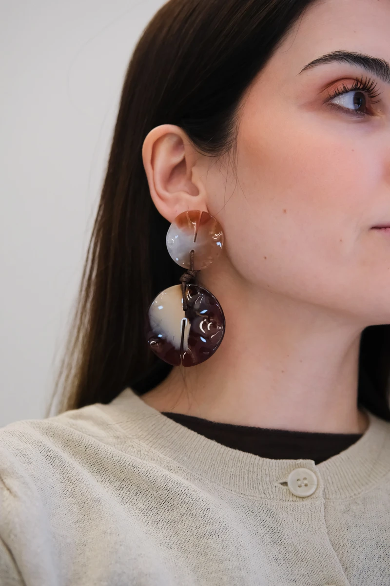 Kahverengi Yuvarlak Plaka Tasarım Kemik Küpe