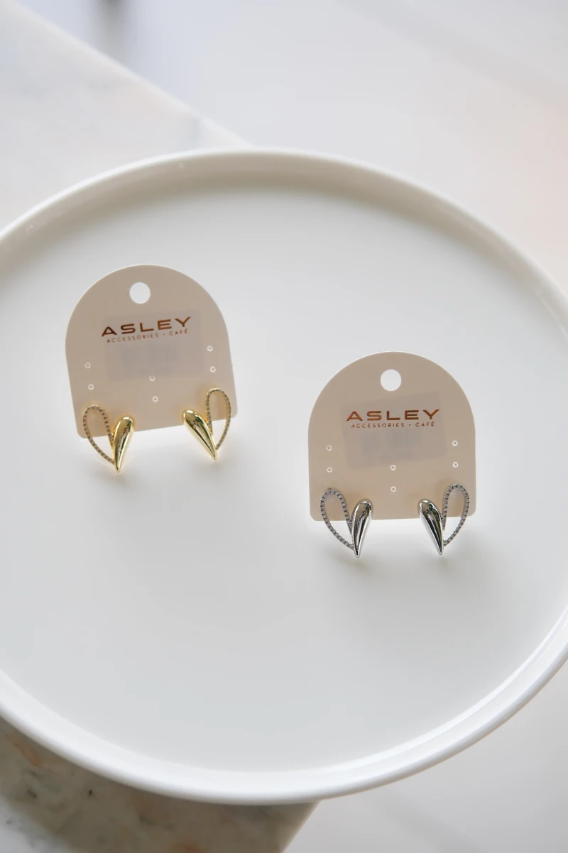 Taşlı Ve Metal Kalp Tasarım Sabit Gold Küpe