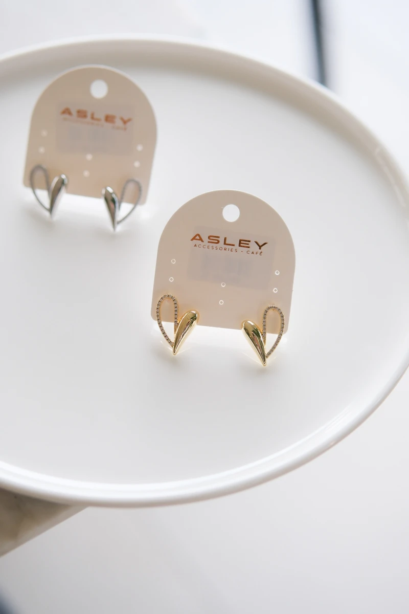 Taşlı Ve Metal Kalp Tasarım Sabit Gold Küpe