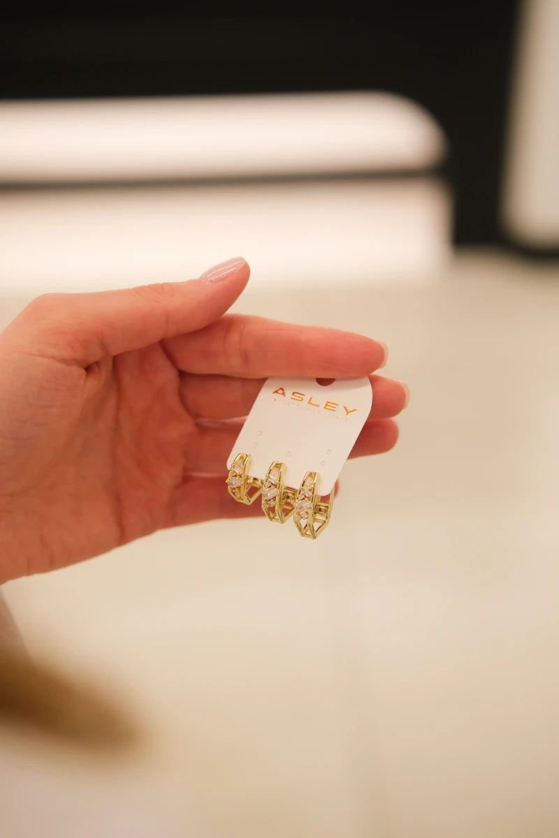 Baget Taş Detaylı Beşgen Tasarım Üçlü Gold Küpe Seti