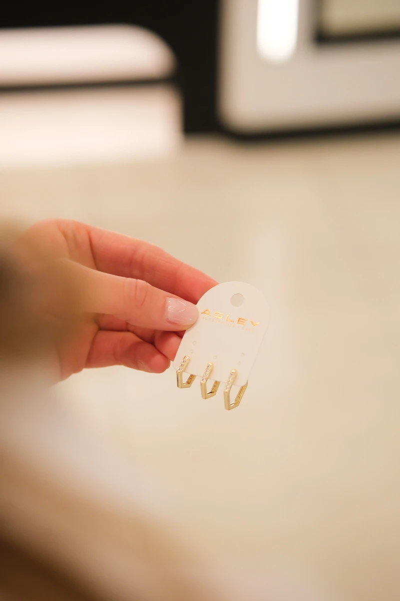 Taşlı Altıgen Tasarım Üçlü Gold Küpe Seti