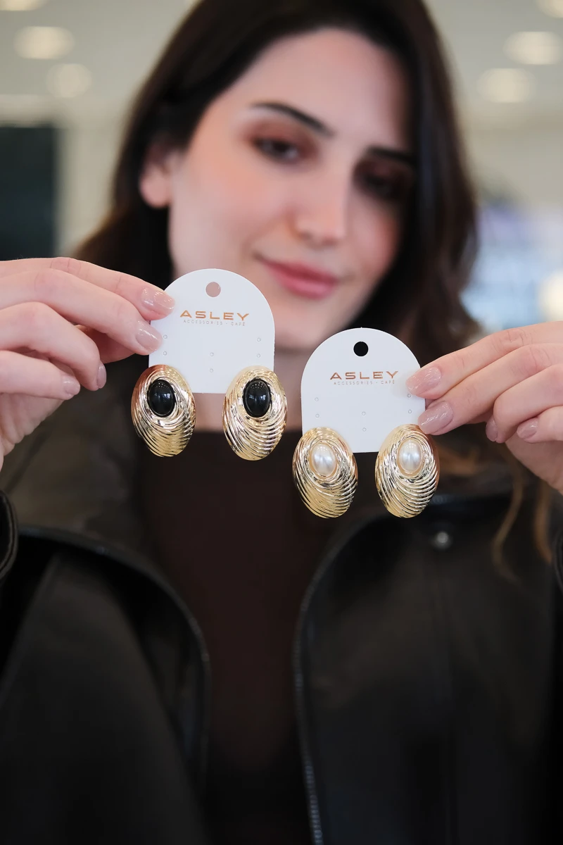 Siyah Oval Taş Detaylı Midye Tasarım Gold Küpe